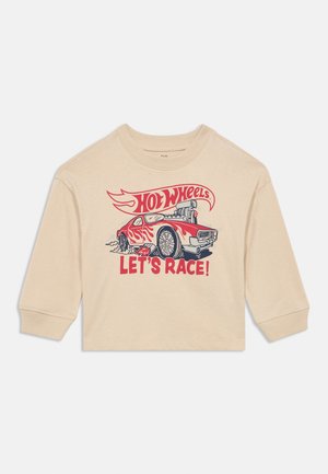 Beiges Langarmshirt mit einer Grafik eines Rennwagens mit Flammen und dem Text „Hot Wheels Let's Race!“ in Rot und Schwarz.