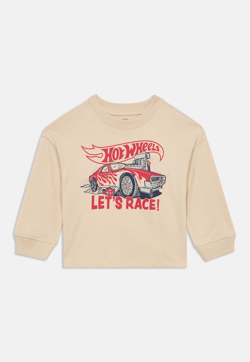 Chemise beige à manches longues présentant un graphisme de voiture de course avec des flammes, texte "Hot Wheels Let's Race !" en rouge et noir.