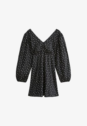 Czarna bluzka w białe kropki, z dekoltem w serek i bufiastymi długimi rękawami. Wykonana z gładkiego materiału o luźnym kroju i marszczonym korpusie.