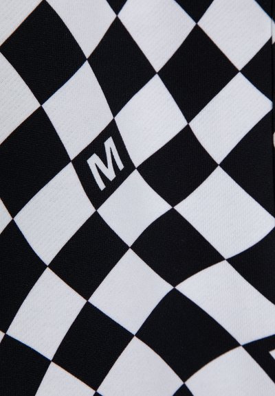 Tkanina w czarno-białą kratę z logo "M", charakteryzująca się gładką teksturą i średnim rozciąganiem. Wzór przedstawia naprzemienne kwadraty.