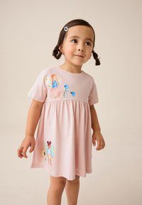 Roza bombažna obleka s kratkimi rokavi in nabranim pasom, okrašena z vezenimi metulji in cvetovi iz pisanih niti na sprednji strani.