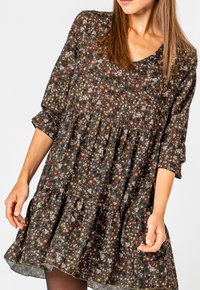 Blumendruckkleid mit dunkelgrünem Hintergrund, dreiviertel Ärmel, V-Ausschnitt und gestuftem Rockdesign.