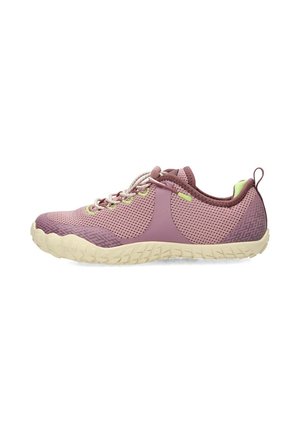 Zapatilla deportiva de malla color púrpura claro con suela beige, cordones blancos y púrpuras y detalles verdes en los ojales, vista de perfil sobre un fondo blanco.