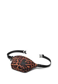 Fanny pack med leopardmönster och justerbar svart rem, tillverkad av hållbar väv, med en liten logopatch på sidan.