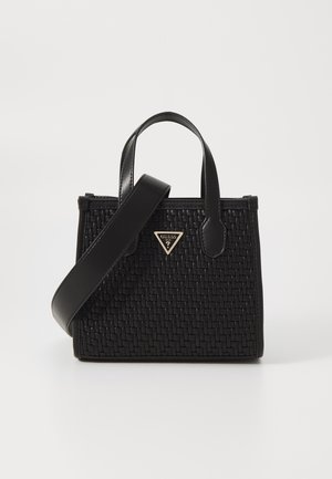 Schwarze, geflochtene Lederhandtasche mit zwei Henkeln, abnehmbarem langen Riemen und kleinem dreieckigem Metall-Guess-Logo vorne.