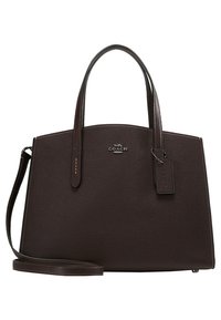 Sac à main en cuir marron présentant un design structuré, deux poignées supérieures, une bandoulière amovible et un logo embossé.
