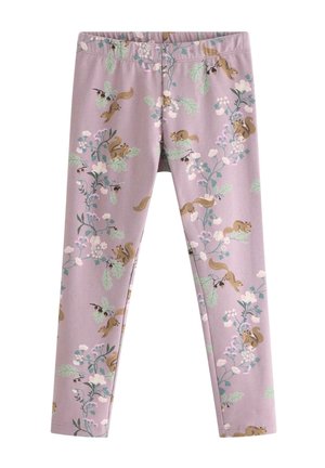 Lille barn med krøllet hår iført matchende lyse lilla jakke med blomster- og egernprint samt leggings og hvide sneakers, stående.