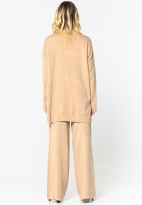 Cesare Gaspari OVERSIZED JUMPER AND PANTS - Trainingspak - beige
