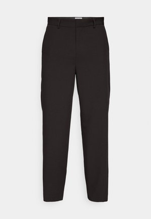 Zwarte broek van gladde stof, met een rechte pijpdesign, riemlussen en zijzakken. Geen zichtbare patronen of hardware.
