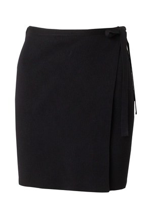 Zwarte geribbelde mini-jurk met een wikkeldesign, voorzien van een striksluiting aan de linkerkant, gemaakt van een textuurstof.