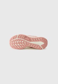 Hardloopschoen zool met een roze rubberen patroon, voorzien van groeven voor grip en een crèmekleurige tussenzool. Textuur voor extra grip.