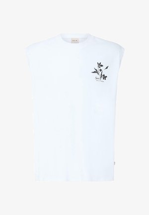 Witte mouwloze T-shirt met zwart bloemmotief en de tekst "Solla EST. 1999" op het linker bovenste borstgebied.