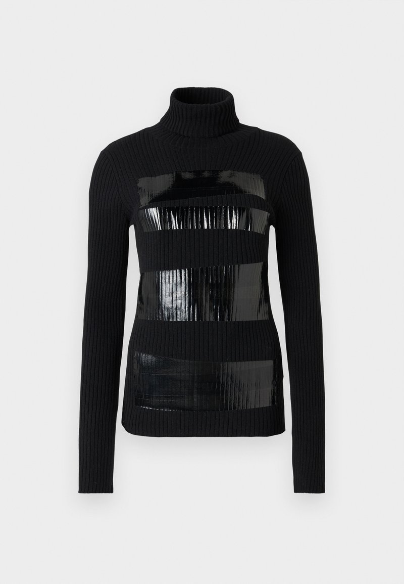 Un pull à col roulé noir présentant une texture côtelée avec des panneaux horizontaux noirs brillants. Design ajusté avec des manches longues et un col haut.