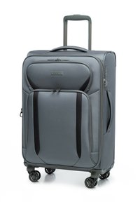 Šedý kufr na kolečkách s texturovaným povrchem, vícero zipy, teleskopickou rukojetí a čtyřmi černými gumovými kolečky pro snadnou manipulaci.