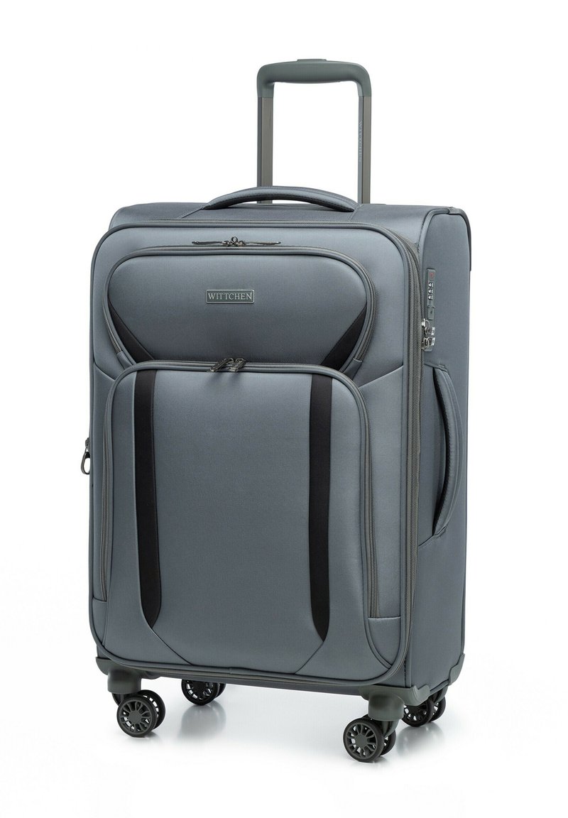 Šedý kufr na kolečkách s texturovaným povrchem, vícero zipy, teleskopickou rukojetí a čtyřmi černými gumovými kolečky pro snadnou manipulaci.