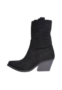Stivaletto in suede nero con punta a punta, tacco impilato e cuciture decorative sul gambale esterno. Presenta un tassello sul retro.