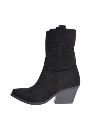Stivaletto in suede nero con punta a punta, tacco impilato e cuciture decorative sul gambale esterno. Presenta un tassello sul retro.