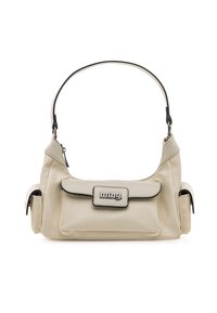 Borsa beige realizzata in materiale liscio, con spallaccio curvo, chiusura a zip e una tasca frontale con pattina e logo decorativo.