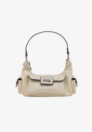 Borsa beige realizzata in materiale liscio, con spallaccio curvo, chiusura a zip e una tasca frontale con pattina e logo decorativo.