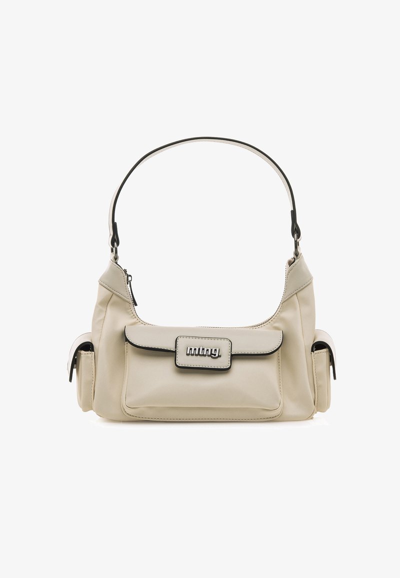 Bolso de mano beige hecho de material suave, con una correa de hombro curvada, cierre con cremallera y un bolsillo frontal con solapa que presenta un acento de logo.