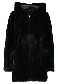 Chaqueta con capucha negra hecha de una suave tela de felpa. Cuenta con cierre de cremallera y dos bolsillos frontales. La superficie texturizada añade profundidad.