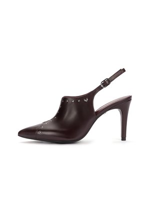 Zapato de tacón alto con tira trasera en piel marrón oscuro, puntera puntiaguda, pequeños remaches metálicos en la parte superior y correa de tobillo ajustable con hebilla.