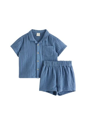 Sininen, lyhythihainen napillinen paitapusero rintataskulla ja siihen sopivat joustovyötärölliset shortsit, tehty teksturoidusta kevyestä kankaasta.