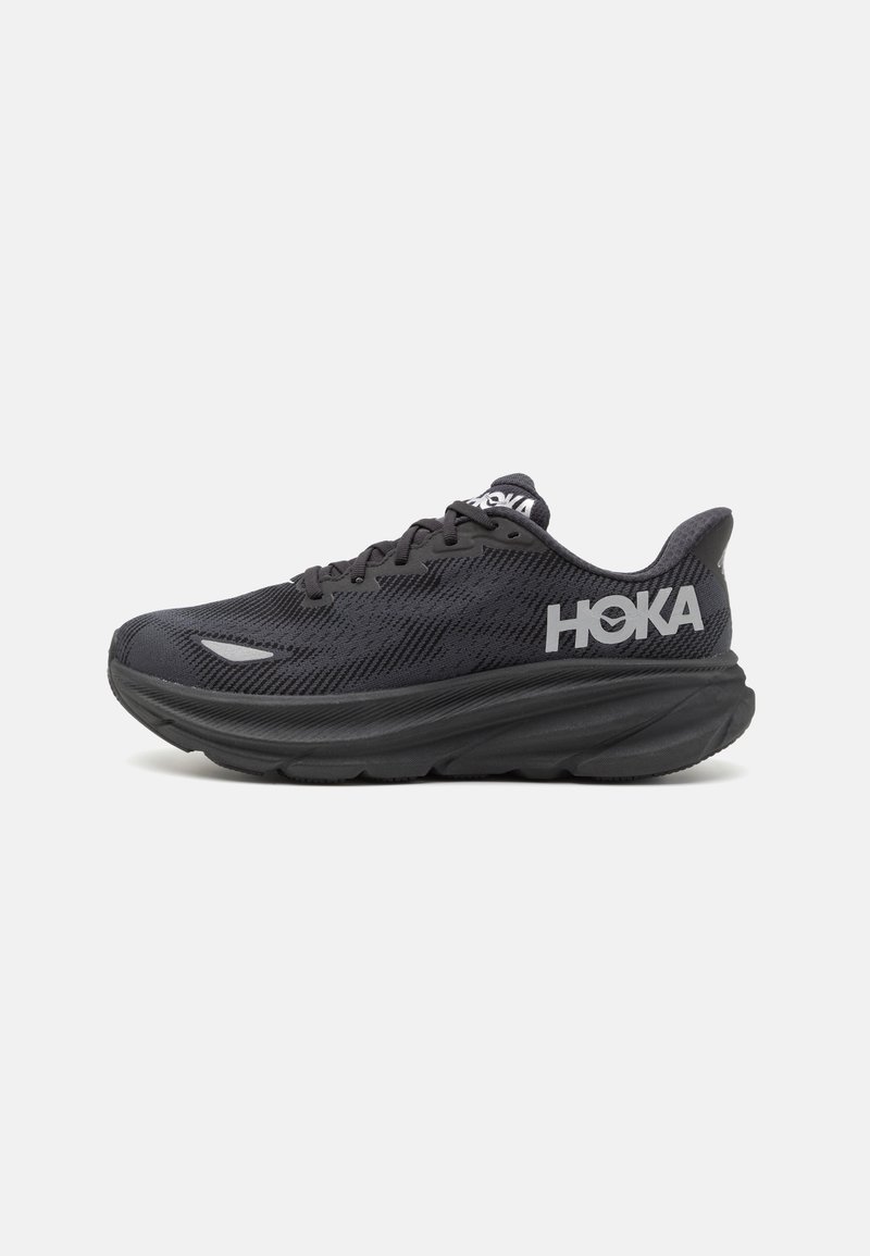 Czarne buty biegowe z oddychającą siateczkową cholewką, amortyzującą wkładką i wyraźnym logo. Posiadają opływowy kształt i teksturowaną podeszwę.