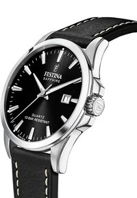 Montre en quartz noire avec un verre saphir, boîtier en acier inoxydable et bracelet en cuir noir avec coutures blanches et un affichage de la date.