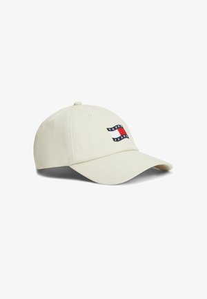 Gorra de béisbol color off-white con visera curva, que presenta un pequeño logo de Tommy Jeans bordado en rojo, blanco y azul en el panel frontal.