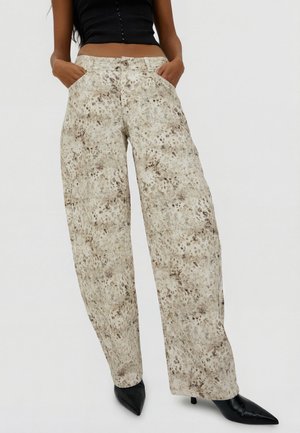 Bershka LOW-RISE BAGGY TEXTURED PRINT  - Hlače - beige