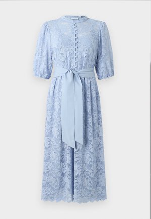 Lys blå blondekjole med korte puffærmer, knaplukning foran og et matchende stofbælte bundet i taljen. Detalje med scallop-kant.