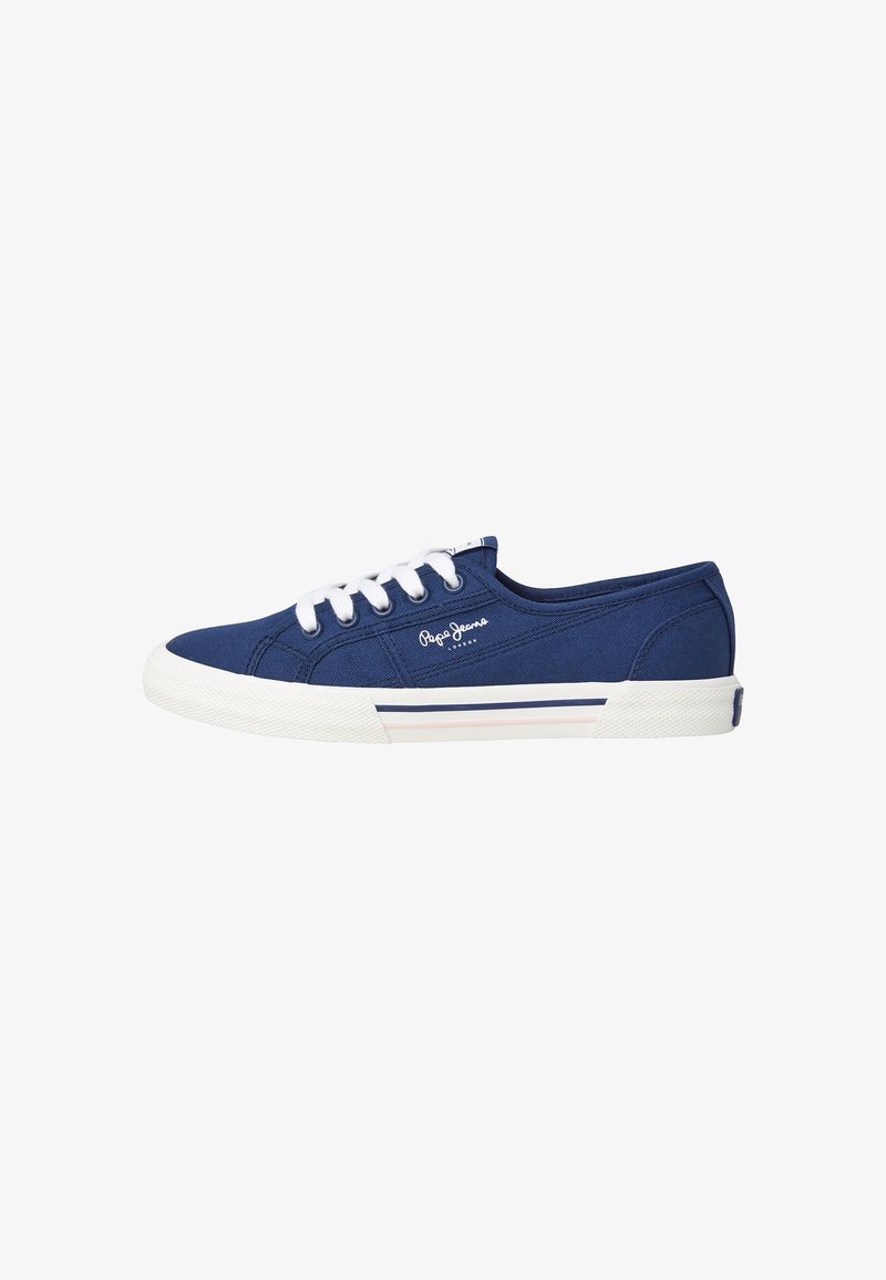 Sneaker in tela blu navy con lacci bianchi, suola in gomma bianca con strisce blu navy e rosa, e logo "Pepe Jeans London" sul lato.