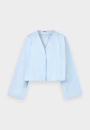 Giacca corta azzurro chiaro con maniche lunghe e larghe, scollo profondo a V e pieghe frontali su sfondo bianco.