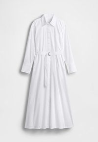 Vestido camisero blanco de manga larga con cuello con solapa, botones en la parte delantera, cinturón en la cintura y un único bolsillo en el pecho. Textura de tela suave.