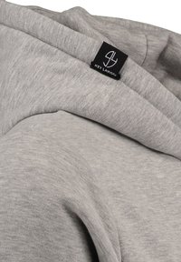 Felpa grigia realizzata in un morbido tessuto texturizzato; presenta un cappuccio con coulisse e una piccola etichetta nera con la scritta "KEY LARGO". Design con cucitura a spalla arrotondata.