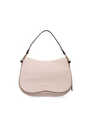 Leren handtas in lichtbeige, gebogen vorm, met een dunne zwarte schouderriem en gouden hardware accenten. Heeft een subtiel logo ingeperst aan de voorkant.