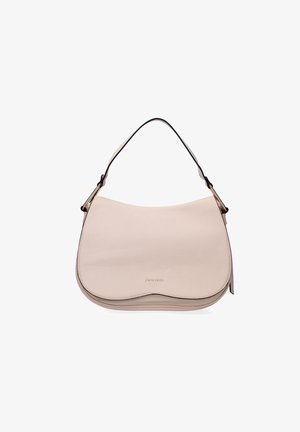 Leren handtas in lichtbeige, gebogen vorm, met een dunne zwarte schouderriem en gouden hardware accenten. Heeft een subtiel logo ingeperst aan de voorkant.