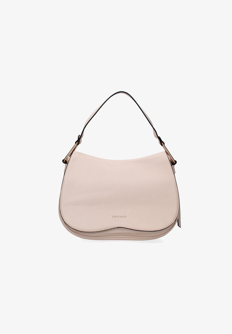 Leren handtas in lichtbeige, gebogen vorm, met een dunne zwarte schouderriem en gouden hardware accenten. Heeft een subtiel logo ingeperst aan de voorkant.