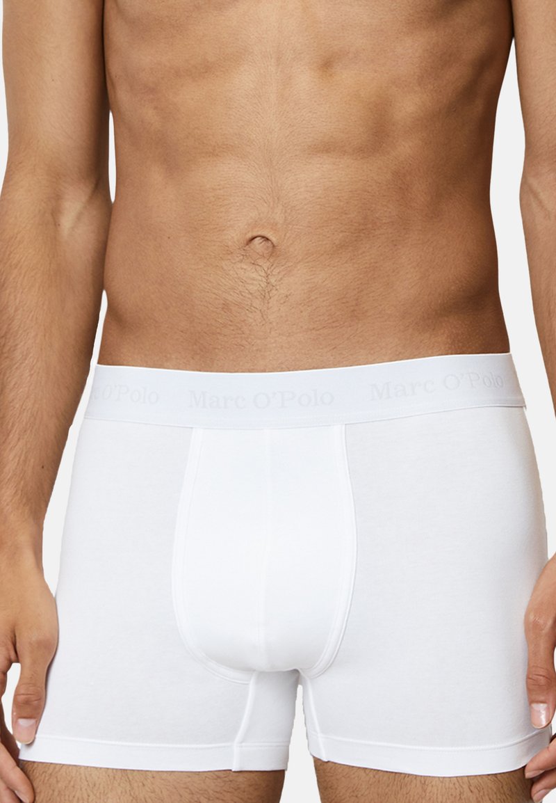 Boxer da uomo bianchi in cotone con una morbida vita elastica che presenta un branding discreto. Tessuto liscio e design aderente, che enfatizza il comfort.