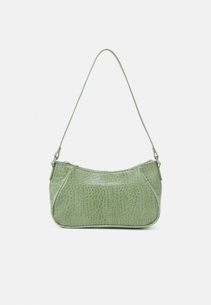 Petit sac à bandoulière vert avec texture crocodile et fermeture éclair courbe sur le dessus, sur fond blanc.