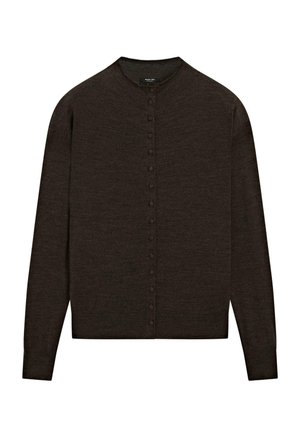 Cardigan marrone scuro realizzato in morbido tessuto a maglia, con scollatura rotonda e abbottonatura frontale con bottoni rotondi distanziati uniformemente.