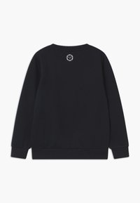 Felpa blu navy con maniche lunghe, polsini e orlo a coste, con un logo circolare in testo sul retro vicino al colletto. Texture morbida.