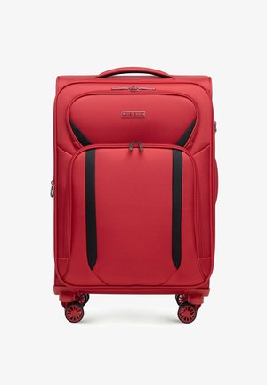 Valigia rossa con accenti neri, materiale in tessuto, multiple cerniere e quattro ruote rosse. Dotata di maniglia superiore e tasca frontale.