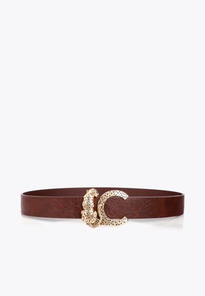 Ceinture en cuir marron avec une boucle dorée en forme de léopard reposant sur une lettre C stylisée avec des détails imprimés léopard.