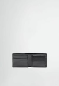 Portafoglio in pelle nera con più scomparti per carte, una finestra trasparente per l'ID e una superficie liscia. Design chiuso, forma compatta e dettagli di branding minimali.