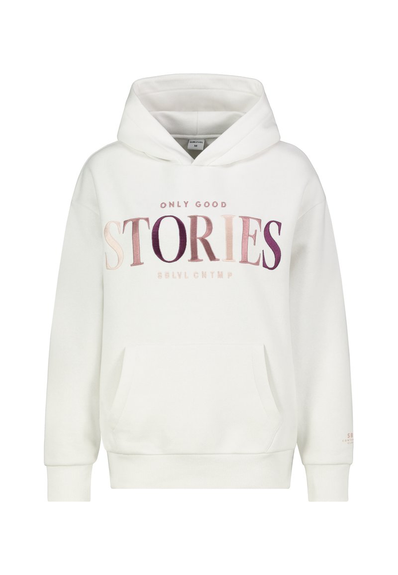 Witte hoodie met een voorste kangoeroe zak en een capuchon met aantrekkoord. "ENKEL GOEDE VERHALEN" gedrukt in verloopkleuren aan de voorkant.