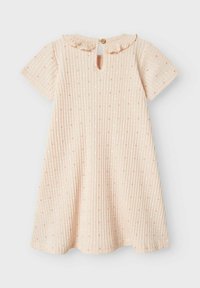 Robe courte rose clair à manches courtes avec une texture côtelée, dotée d'un col froncé, d'une ouverture en forme de clé au dos avec un bouton, et de pois blancs éparpillés.
