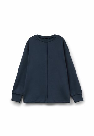 Granatowa bluza wykonana z miękkiego materiału, z okrągłym dekoltem, opadającymi ramionami i ściągaczami na rękawach. Prosty design bez wzorów.