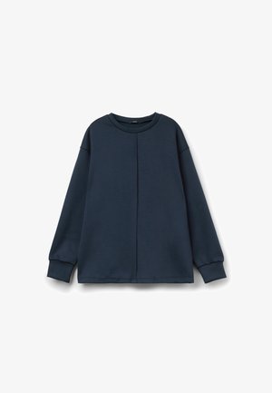 Granatowa bluza wykonana z miękkiego materiału, z okrągłym dekoltem, opadającymi ramionami i ściągaczami na rękawach. Prosty design bez wzorów.